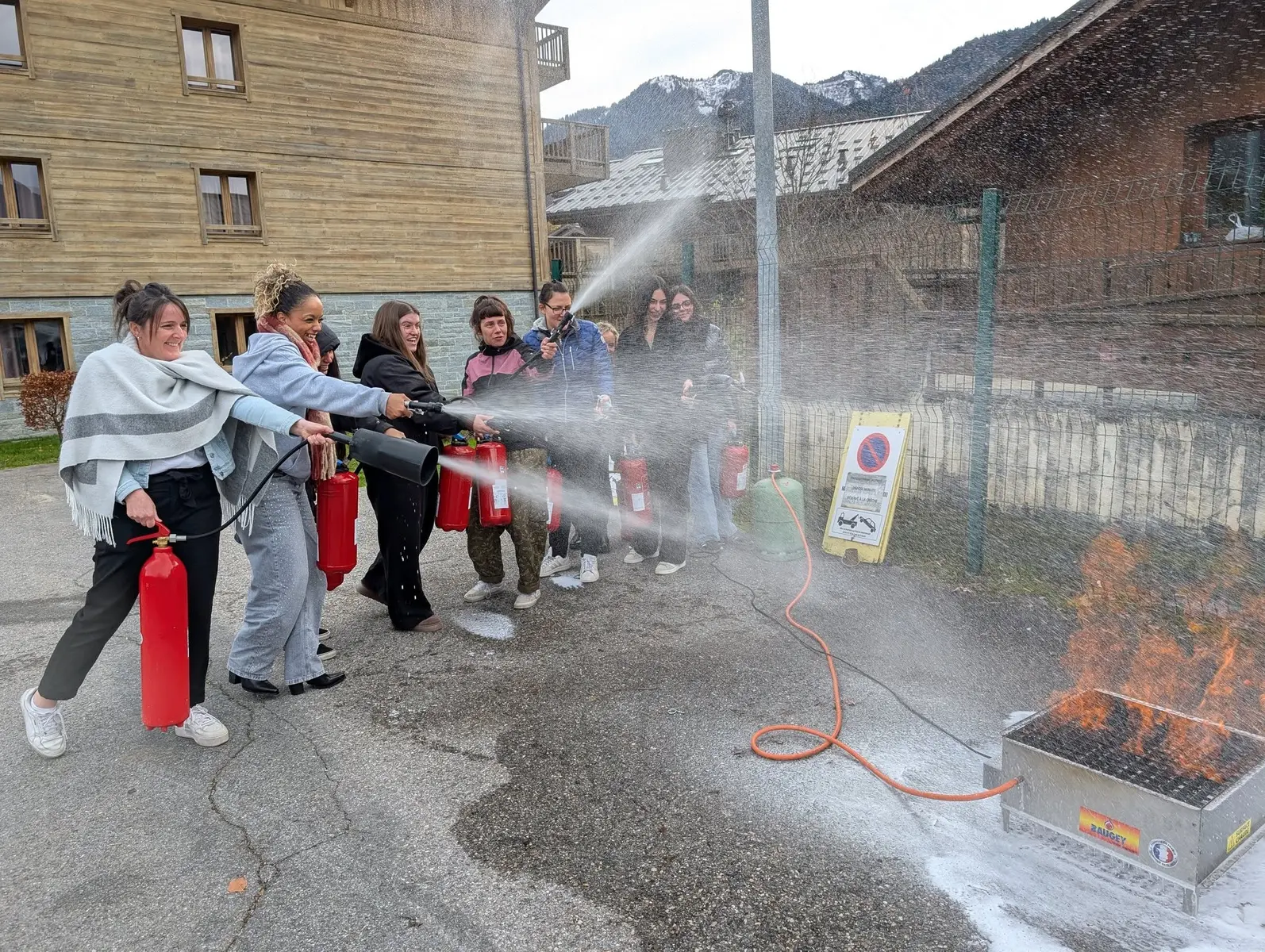 Formation ACF Solutions à la manipulation des extincteurs en Haute-Savoie